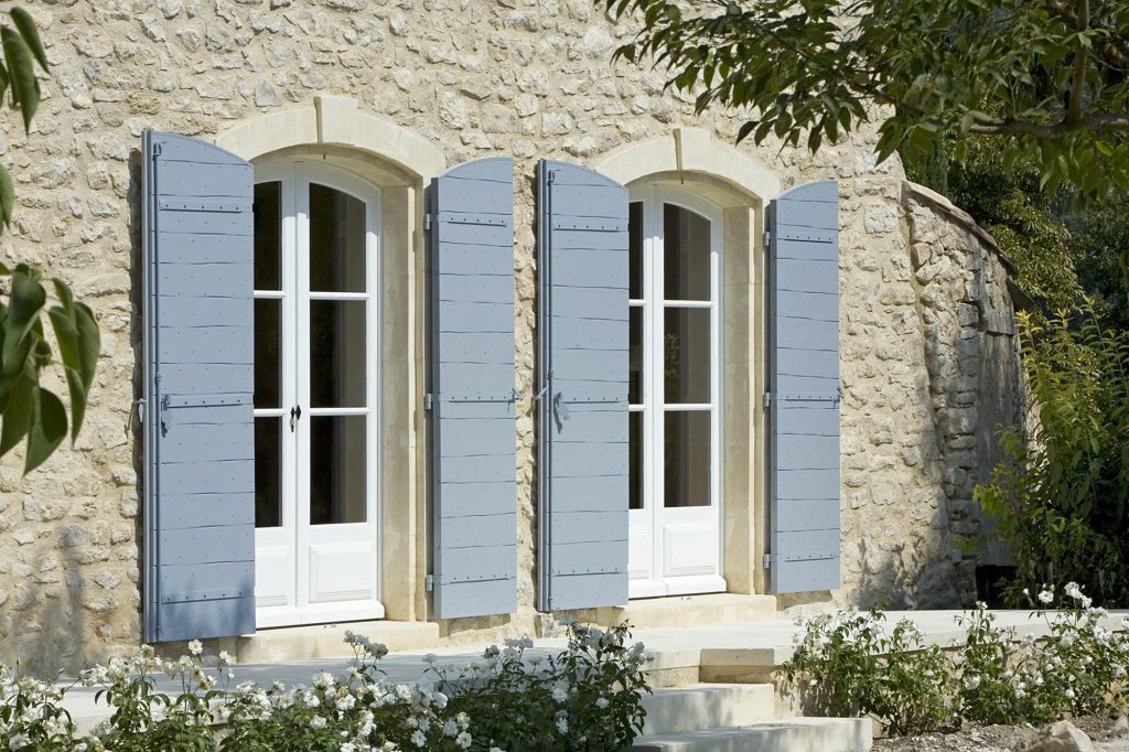 Quelle fenêtre choisir en rénovation ? menuiserie bois fenetres volets sur mesure atelier 1024x682 - Quelle fenêtre choisir en rénovation ?