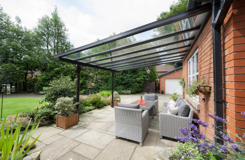 Profitez plus longtemps de votre terrasse grâce à une véranda verandat lyon 1024x672 - Profitez plus longtemps de votre terrasse grâce à une véranda