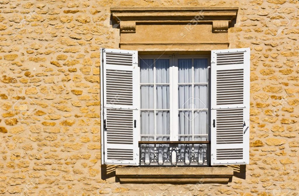 Les différents systèmes d'ouverture des volets 24725435 fenêtre français avec l ouverture du volet en bois 1024x672 - Les différents systèmes d'ouverture des volets