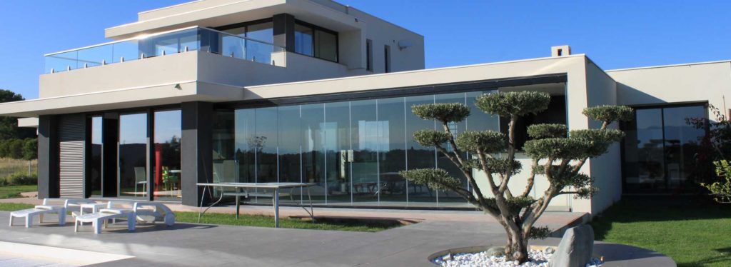 Le rideau de verre, un système de fermeture innovant rideau de verre 1024x374 - Le rideau de verre, un système de fermeture innovant