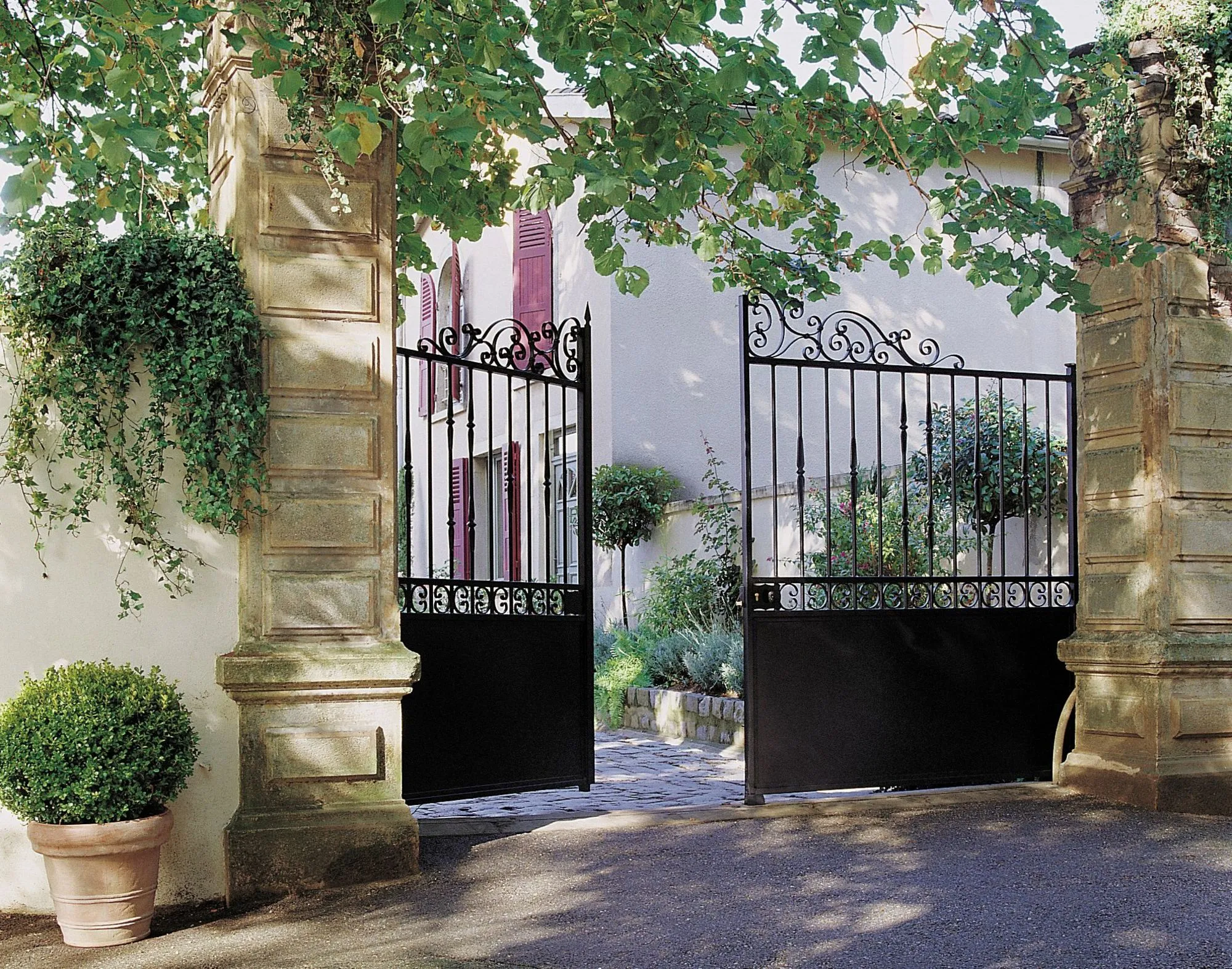 quel-portail-choisir-pour-ma-maison-harmonie-fenetres